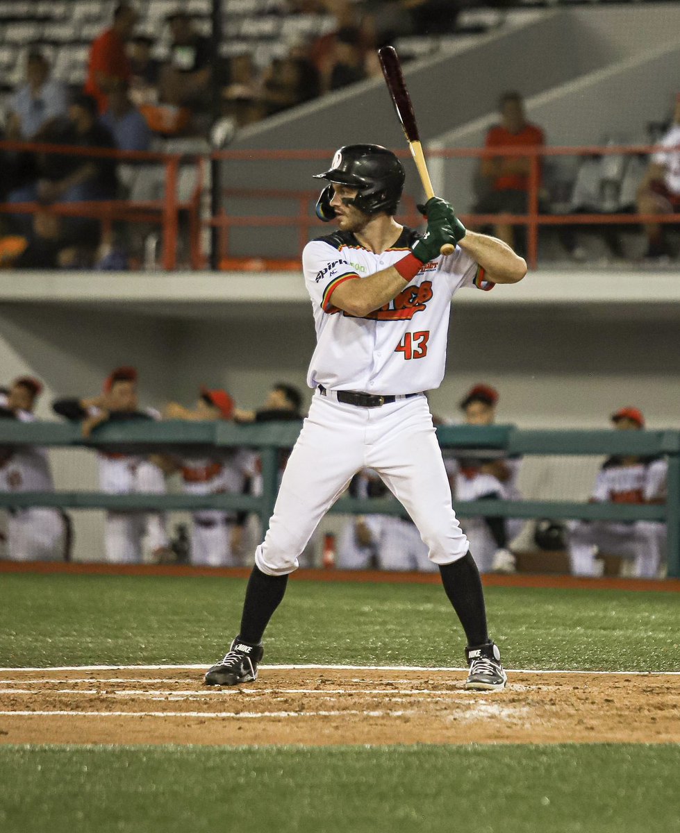 📰 Los importados Daniel Amaral y Shayne Fontana fueron dejados en libertad. 

El cotizado prospecto de los Rockies, Zac Veen llega el lunes, para reportarse el martes.