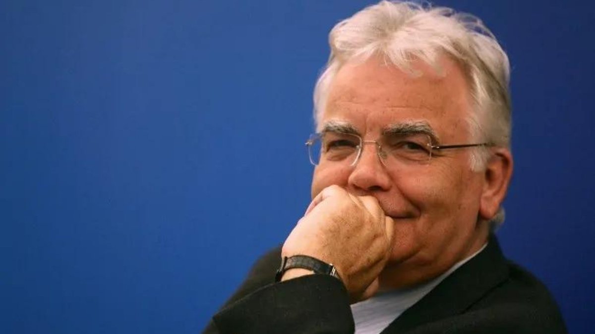 NEAExams's tweet photo. It is with great sadness that we announce the death of one of our patrons, Bill Kenwright. Our thoughts are with his family, Jenny and Lucy at this time. https://t.co/evQzmsa0Pi