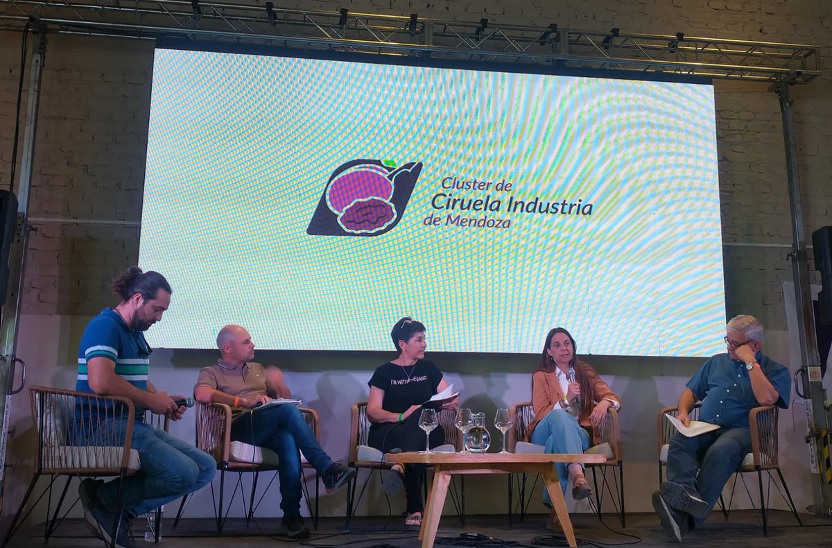 #ahora 
📍 Cambio Rural en el Congreso Internacuonal de ciruela para industria @clusterciruelamza <a href="/agriculturaar/">Secretaría de Agricultura, Ganadería y Pesca</a>