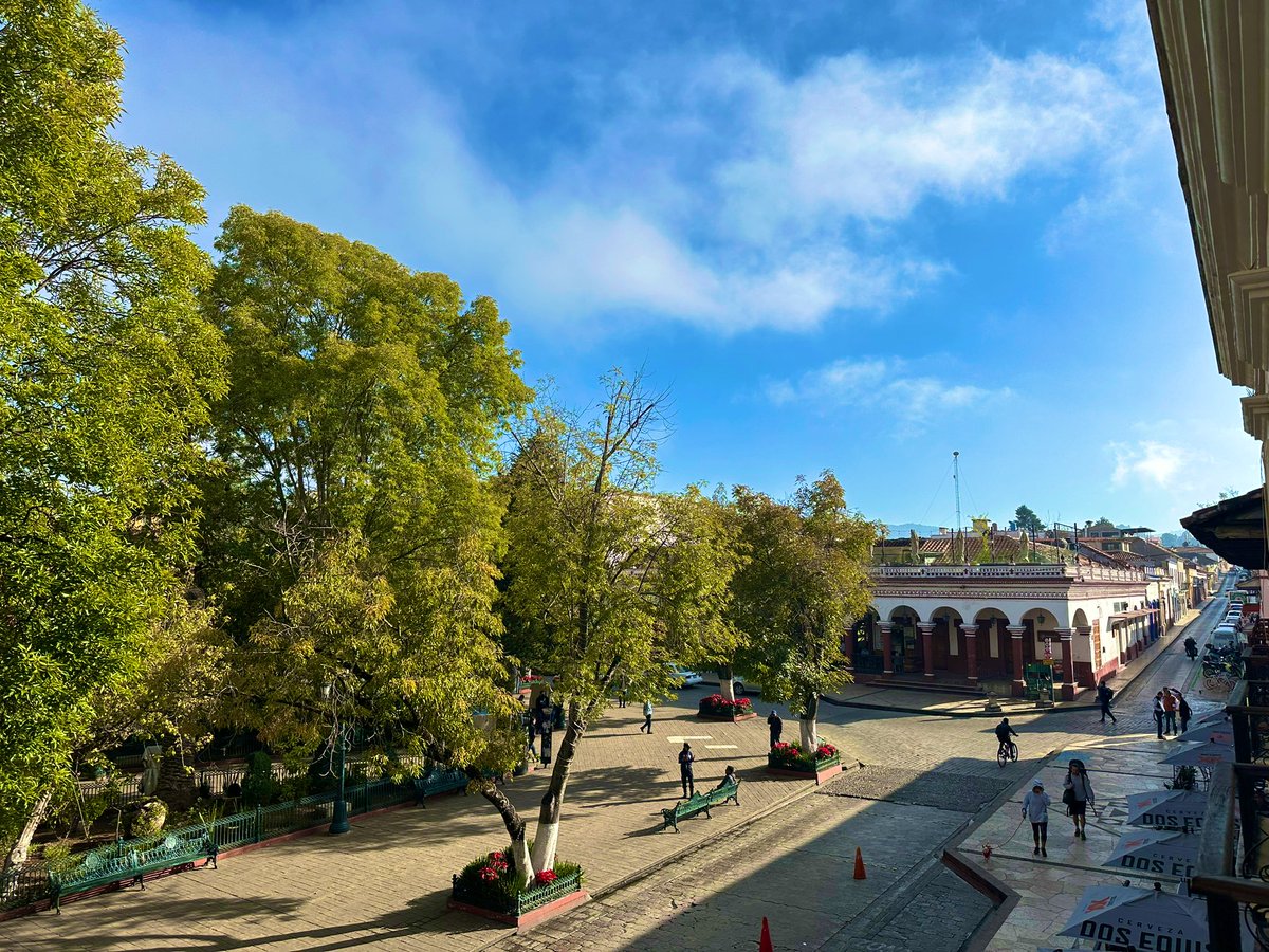 Claudiashein's tweet image. Les comparto este bello amanecer en San Cristóbal de las Casas, la capital cultural de Chiapas. Foto desde el balcón.