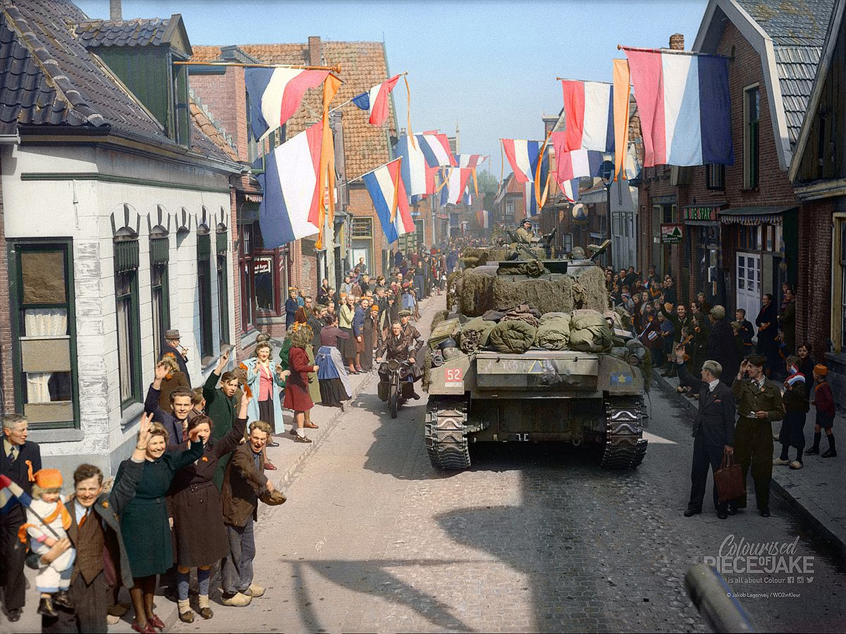 PieceJake's tweet photo. Vers van de pers!
>>>  #WO2inKleur dl. 4  '#BEVRIJD' <<<

Het Canadese Regiment de Maisonneuve en het Armoured Regiment Fort Garry Horse trekken door #Rijssen, April 9, 1945.

Bestellen? https://t.co/4x3XXyYoSz

#bevrijding #rijssenholten #sinterklaas #salland #kerstcadeau #WO2 https://t.co/JbzqVSCQ7K