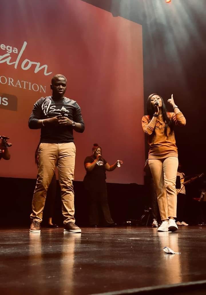 Christlivetv's tweet photo. Elle a dit ''OUI''📷
Plus qu'une collaboration musicale , désormais la chantre @mukokofaveur et le chantre Jonathan Munghongwa sont fiancés.
Une nouvelle qui réjouit  la toile au regard des multiples interventions .
Que le Seigneur parachève ce qu'il a commencé dans leur vie 📷 https://t.co/eLPf7EzDJz