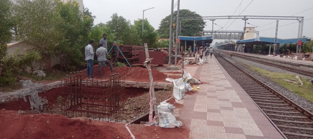 drmvijayawada's tweet photo. Naye Bharat ka Naya Station! 

#AmritStation Update Vijayawada Division  Earth work excavation in progress for Cover Over Platforms at Bhimavaram Town Railway Station under #AmritBharatStationScheme

#AmritBharatStations 
 
@SCRailwayIndia
@RailMinIndia https://t.co/KauOKigqhR