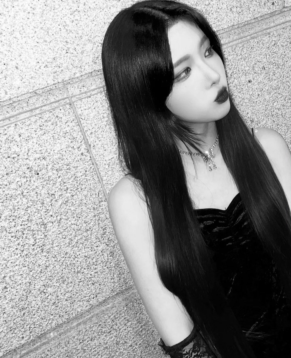 allofLUCIA's tweet photo. 📸 — witchx_lucia 
@WiTCHX_twt 

  “ 🖤🤟🏻 ”

#위치스 #WITCHX #루시아 #LUCIA https://t.co/hPyWltOGGk