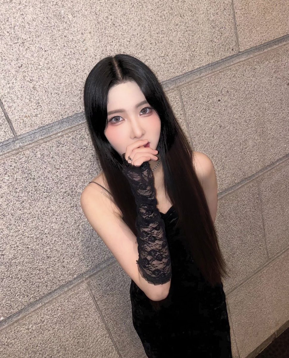 allofLUCIA's tweet photo. 📸 — witchx_lucia 
@WiTCHX_twt 

  “ 🖤🤟🏻 ”

#위치스 #WITCHX #루시아 #LUCIA https://t.co/hPyWltOGGk