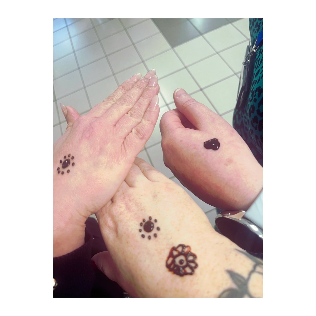 Lil’ lunchtime henna from the @HolyroodSec girls! 🖌️🫶🏼 @MrsSharonWatson @mariannemccoy10