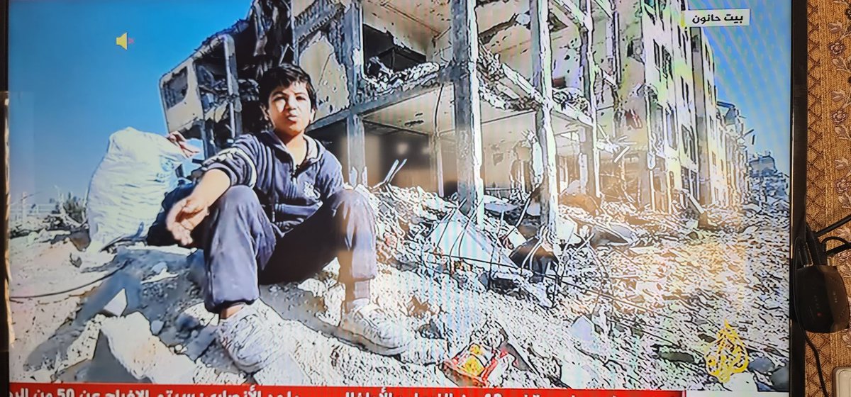 fahadkafayan's tweet photo. ماذا جنيت ...؟
غير أنك رافضا للظلم، للقهر والجبروت، للزمن الكئيب.
طالبا للحق الذي قعد عنه الكبار وغادروا 
ماذا جنيت .. 
سوى أنك ثائرا عجز الطغاة عن إخضاعه، عجز الغزاة عن تطويقه
ماذا جنيت ... يا هازئا بكل النوى، بكل الرزايا والوجع.
من أي نسج ذاك الوشاح .. وأي طينة تلك التي رسمت ملامحك الثرية بالحياة وبالأمل.