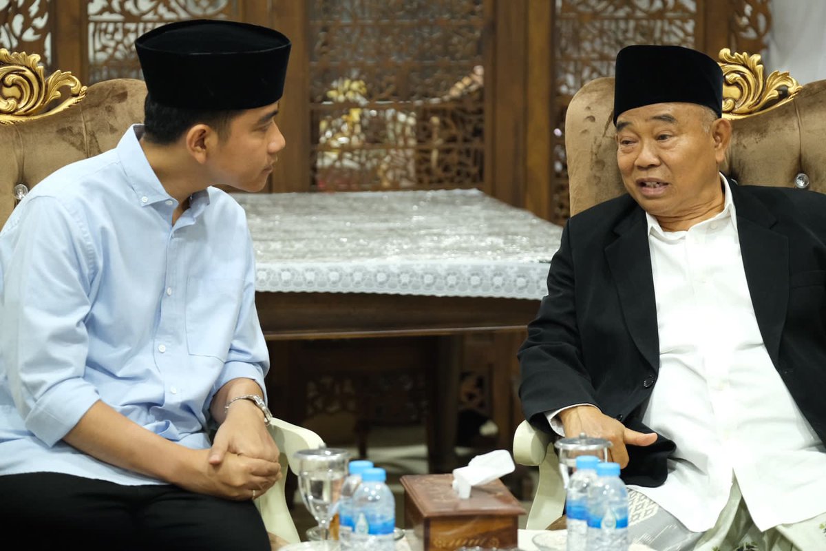 dekade_08's tweet photo. Buat yg bilang Mas @gibran_tweet gak datang ke UM Surabaya karena takut debat, ini jawabannya ya.

Tadi siang Mas Gibran silaturahmi dengan ulama di Ponpes Amanatul Ummah, Mojokerto. Belio mendapat banyak masukan dari ulama.

#Gibran #PrabowoGibran https://t.co/X7Dx22FrDV