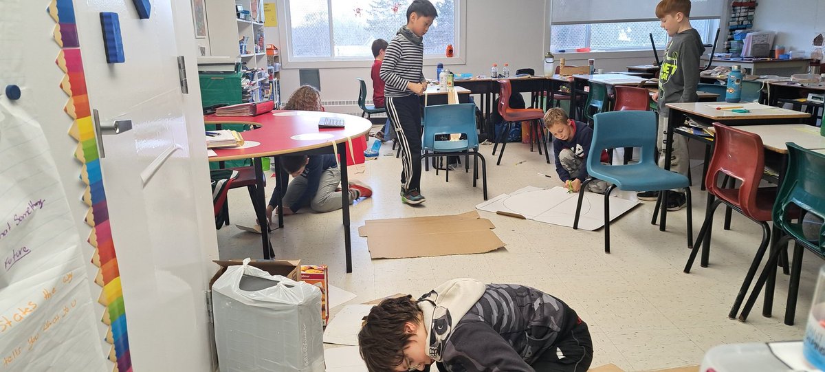 JessW08's tweet image. Carboard Challange is off and running in 4/5 Wells! From spaceships to arcade games we sure are a creative bunch! 
@bltsenior