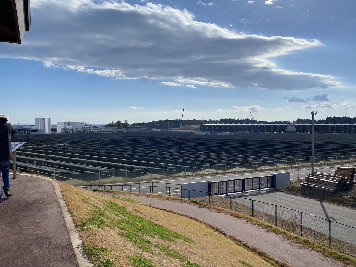 tomitommying's tweet photo. This is FH2R. FH2R is Fukushima Hydrogen Energy Research Field.
FH2R can generate energy by solar power and Hydrogen.
To generate Hydrogen, they uses a lot of water from Namie.
#福島未来創造プログラム
#UoA #会津大学 #再生
#東日本大震災 #FH2R
#福島水素エネルギー研究フィールド https://t.co/xYBadwS3Gu