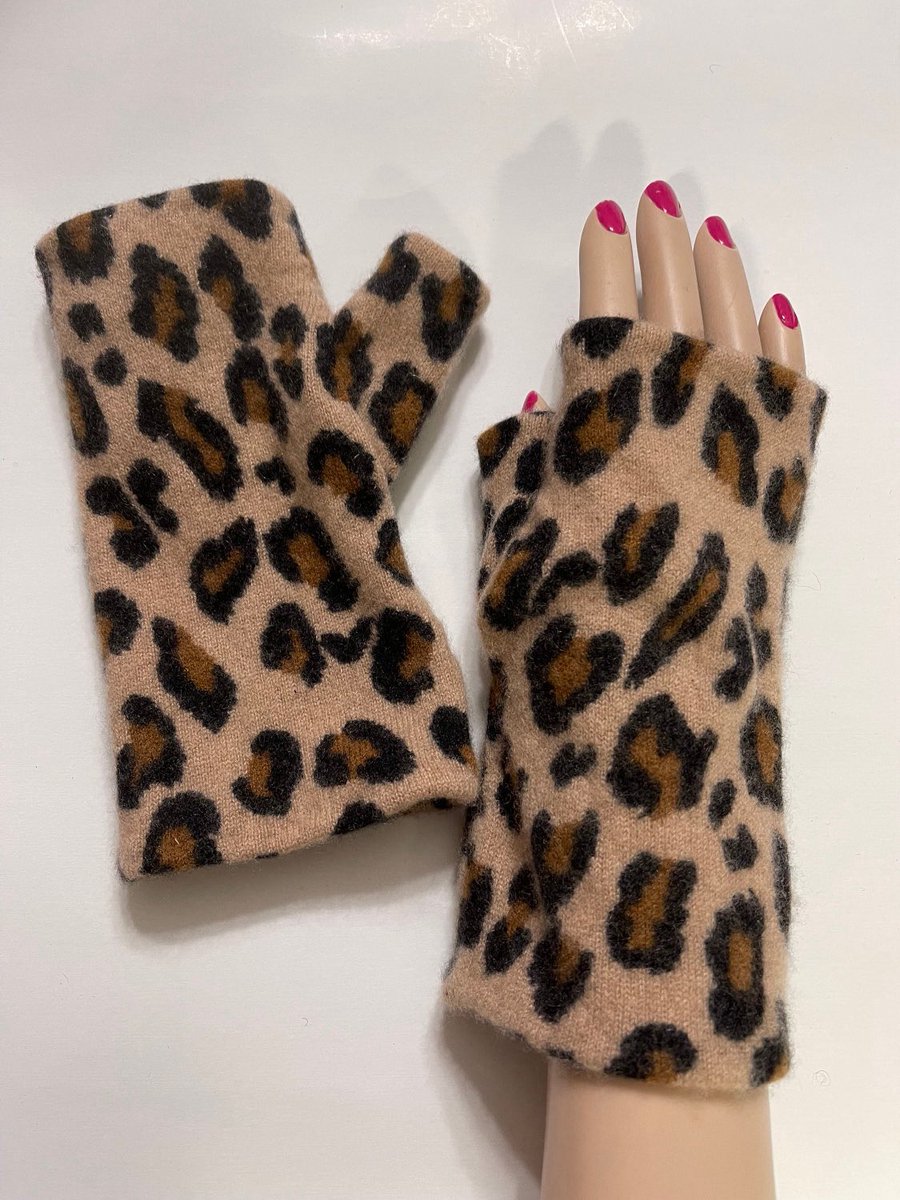 mcleodhandcraft's tweet image. #upcycledcashmere #fingerlessgloves #printpattern mcleodhandcraftgifts.etsy.com/listing/160420…