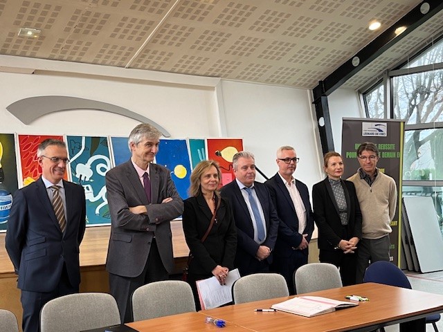 Métiers électricité (@metiers_elec) on Twitter photo Nvelle convention Ecoles des Réseaux pour la #TransitionEnergetique signée par le Lycée Leonard de Vinci à Bagneux, <a href="/acversailles/">Académie de Versailles</a>, en présence de <a href="/AgnesRunacher/">Agnès Pannier-Runacher 🇫🇷🇪🇺</a> <a href="/CGrandjean_/">Carole Grandjean</a> <a href="/M_Laigneau/">Marianne Laigneau</a> et les acteurs de la filière électrique : <a href="/SERCE_France/">SERCE</a> <a href="/enedis/">Enedis</a> <a href="/GroupeFayat/">FAYAT Group</a> <a href="/sycabel/">Sycabel</a> @gimelec Nvelle convention Ecoles des Réseaux pour la #TransitionEnergetique signée par le Lycée Leonard de Vinci à Bagneux, <a href="/acversailles/">Académie de Versailles</a>, en présence de <a href="/AgnesRunacher/">Agnès Pannier-Runacher 🇫🇷🇪🇺</a> <a href="/CGrandjean_/">Carole Grandjean</a> <a href="/M_Laigneau/">Marianne Laigneau</a> et les acteurs de la filière électrique : <a href="/SERCE_France/">SERCE</a> <a href="/enedis/">Enedis</a> <a href="/GroupeFayat/">FAYAT Group</a> <a href="/sycabel/">Sycabel</a> @gimelec