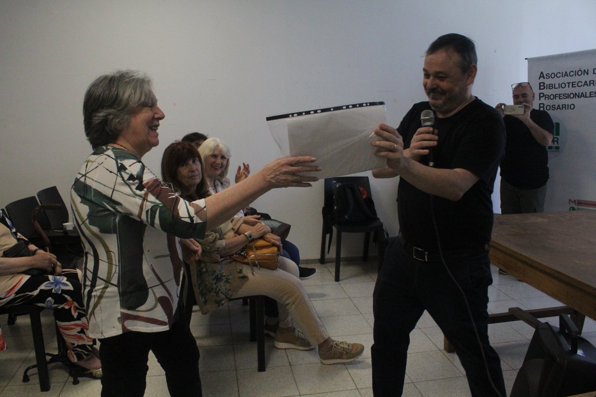 hya_unr's tweet photo. 📚👩‍🎓En el marco de la Jornada Provincial de Blbiotecarixs 2023 de la Asociación de Biblitecarixs Profesionales de Rosario, el Decano,  hizo entrega de los legajos a las primeras graduadas de la carrera de Bibliotecología de nuestra Casa de Estudio. @ABPR_Rosario https://t.co/CBcSXKeIol