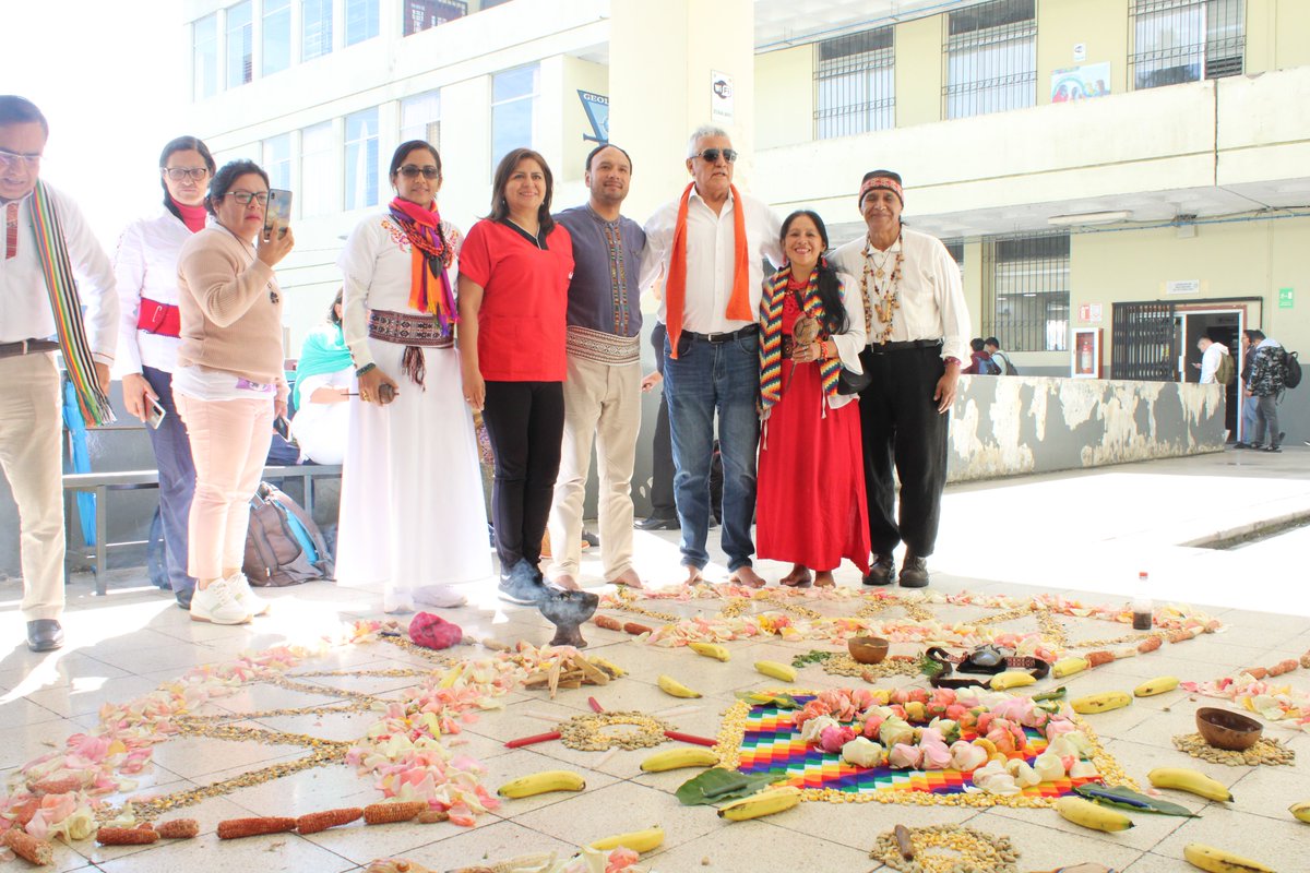 En el hall de #FIGEMPA la <a href="/DVSUCE/">Dirección de Vinculación con la Sociedad UCE</a> realizó una ceremonia ancestral como parte de un evento de medicina ancestral tradicional y complementaria. El Decano <a href="/GustavoPintoAr2/">Gustavo Pinto Arteaga</a> resaltó la importancia en la cultura y tradiciones de nuestra sociedad.