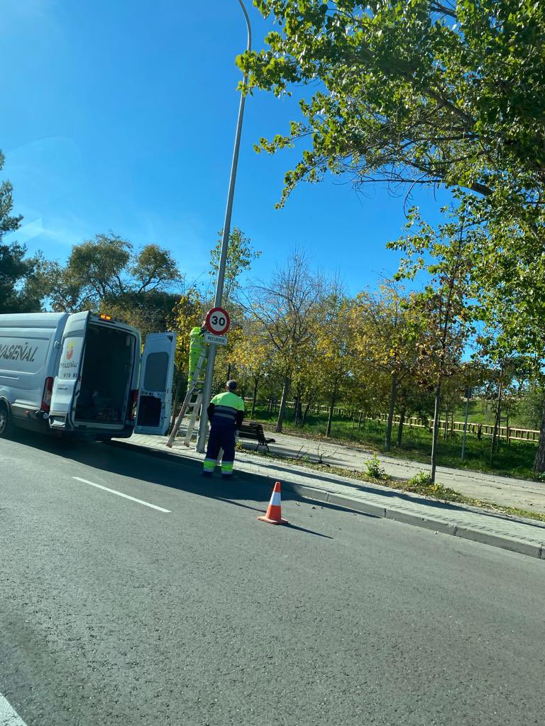 RocioDe34582083's tweet photo. Hoy el ayuntamiento de madrid , después de trincado 36.000€ a los vecinos de Gabriela mistral por fin han puesto la señal de tráfico que debía avisar de que la calle era a 30 y no a 50! Gracias por nada @AlmeidaPP_ @IdiazAyuso @MADRID @ppopular @A3Noticias @publico_es https://t.co/TiVSzAz3EZ