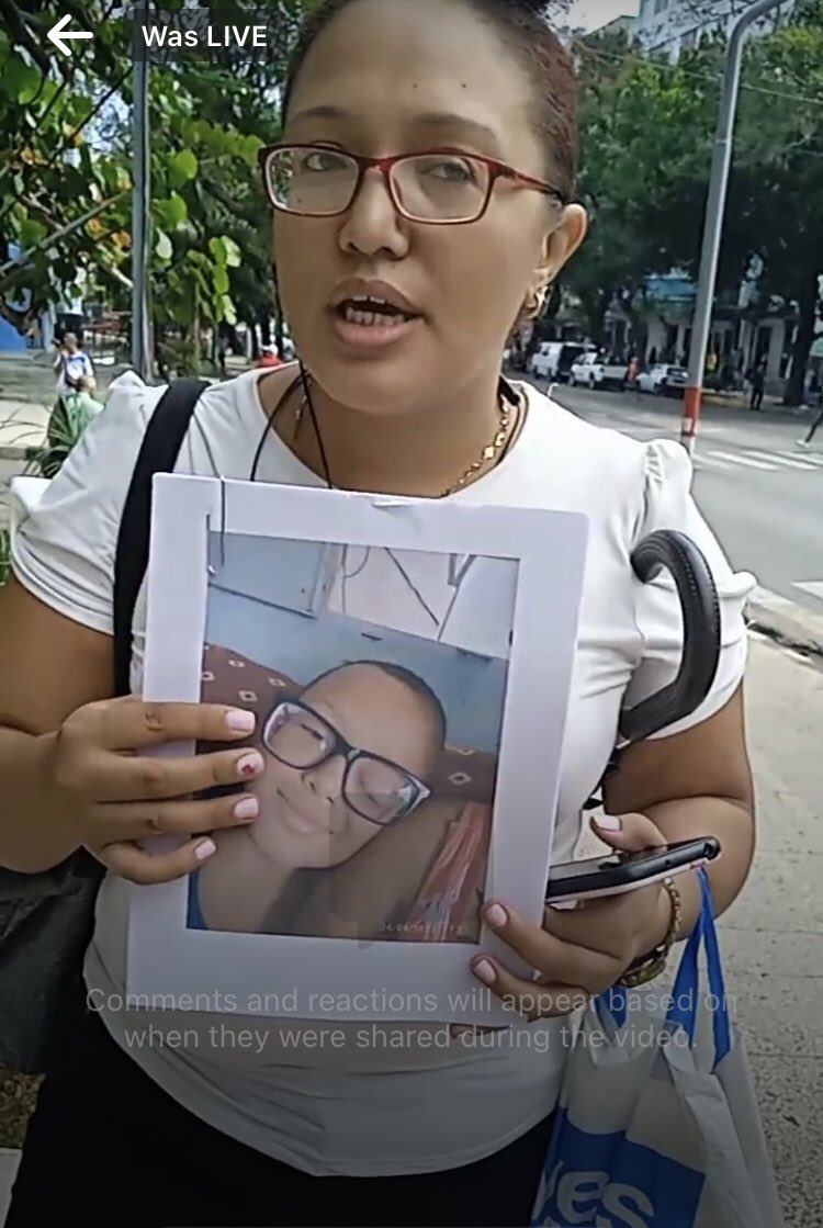 Madres cubanas con casos críticos de niños enfermos protestan ahora frente al Ministerio de Salud Pública, en La Habana, junto a la activista Diasniurka Salcedo. Piden ayuda, visa humanitaria y no más comunismo. El esposo de Salcedo ya ha sido detenido, al igual que otras madres.