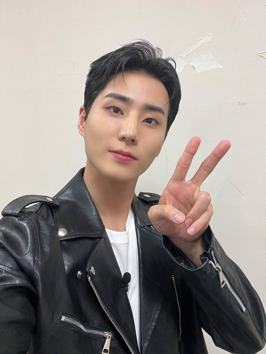 day6official's tweet photo. [ #DAY6_BEHIND ]

영케이의 심사는 오늘도 짱!👍🏻
TEAM 멜로데이도 짱!👍🏻

곧 발매될 음원도
많이 사랑해 주세요🩷

#DAY6 #데이식스
#YoungK
#Mnet #초대형노래방서바이벌VS https://t.co/9oQSI6fRze