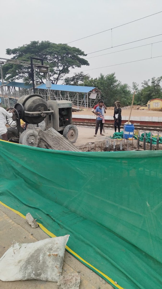 drmvijayawada's tweet photo. Naye Bharat ka Naya Station! 

#AmritStation Update Vijayawada Division

Foundation being laid for the Cover Over Platform at Eluru Railway Station under #AmritBharatStationScheme

#AmritBharatStations 

@SCRailwayIndia 
@RailMinIndia https://t.co/RdkxlJwwFF