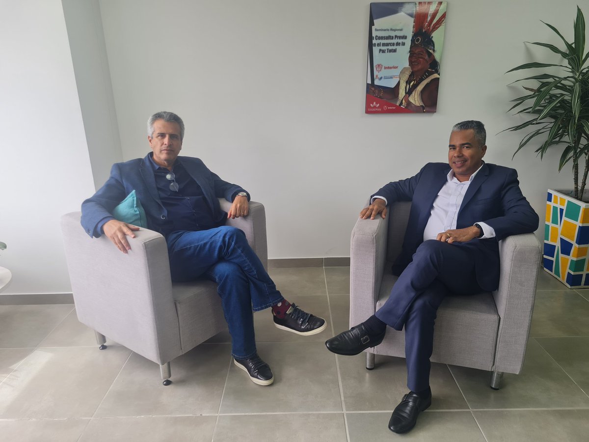 JairoToquica's tweet photo. Agradezco a @velascoluisf  @MinInterior y a todo su equipo d trabajo por  el apoyo que nos brindan en las diferentes gestiones para nuestro municipio y la región el señor Ministro confirma que continuará el buen relacionamiento institucional con @AlcaPtoWilches @GrandePorSiempre https://t.co/y9IIbUQnMD