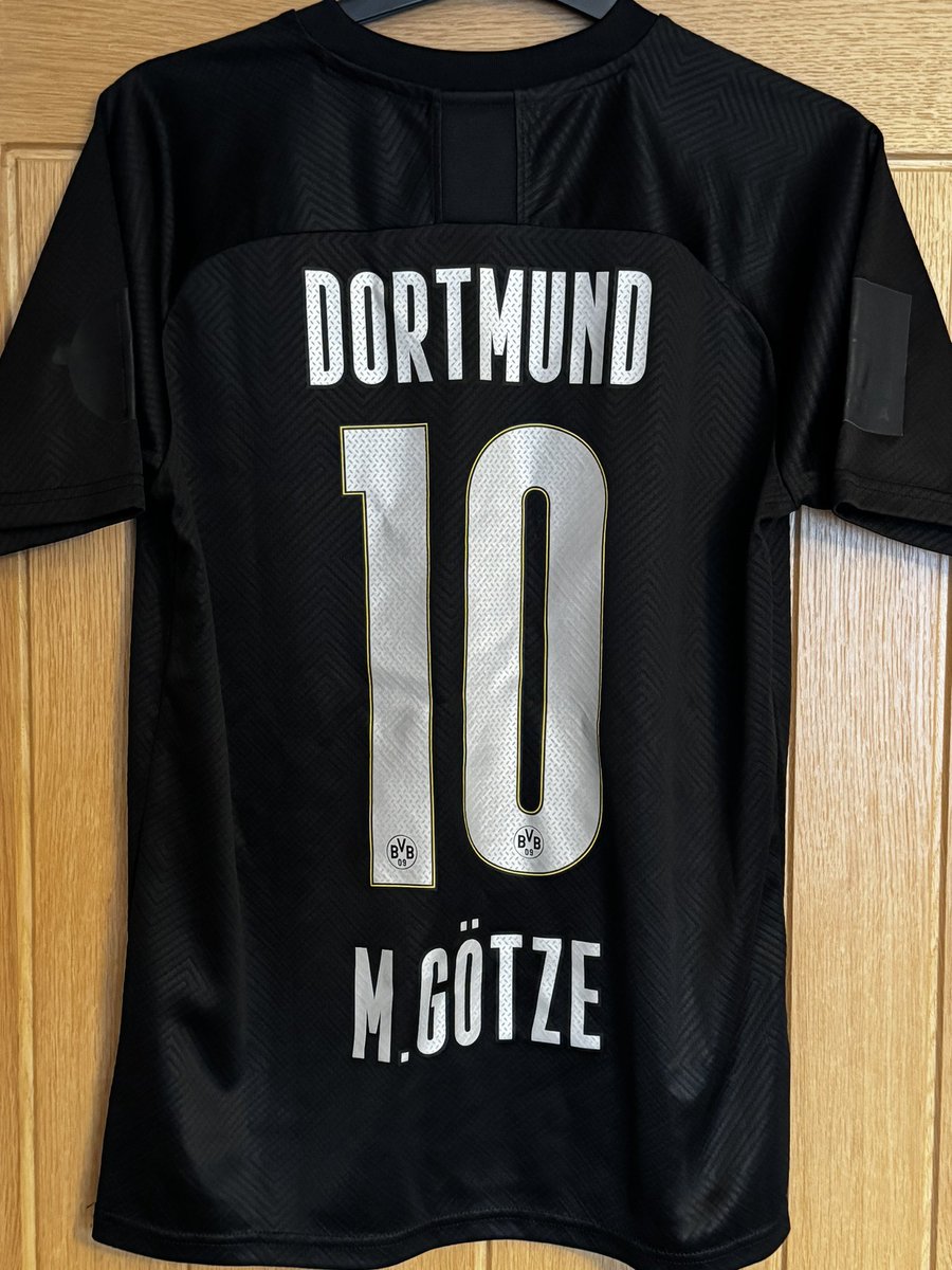 gullsretrokits's tweet photo. Selling my boxed Borussia Dortmund Limited Edition Black Out Shirt. In excellent condition, £350 https://t.co/on3b57cr1S