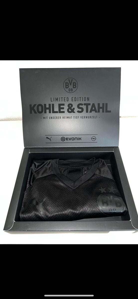 gullsretrokits's tweet photo. Selling my boxed Borussia Dortmund Limited Edition Black Out Shirt. In excellent condition, £350 https://t.co/on3b57cr1S