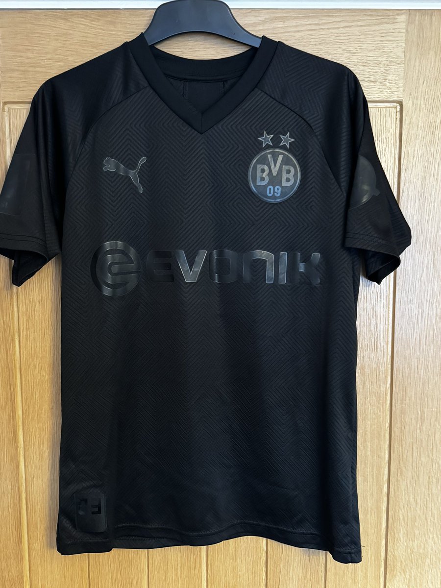 gullsretrokits's tweet photo. Selling my boxed Borussia Dortmund Limited Edition Black Out Shirt. In excellent condition, £350 https://t.co/on3b57cr1S