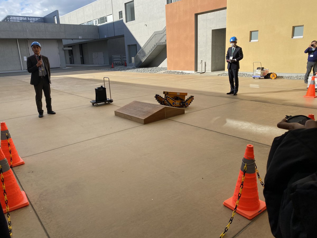 tomitommying's tweet photo. Fukushima Robot Test Field!
Everyone can use this facility. UoA use this facility for research. This robot in picture is made by UoA student and Professor.

会津大は災害対応ロボットを研究してるよー！

#福島未来創造プログラム
#UoA #会津大学 #再生
#福島ロボットテストフィールド https://t.co/tMj5JKbgwf