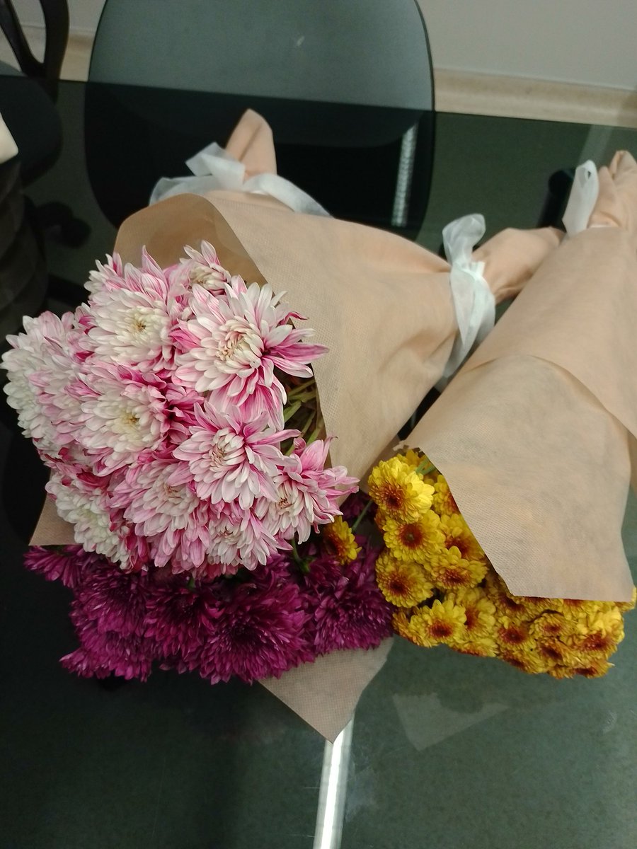 Erkek öğretmenlere de çiçek alınır dediler😊 
Mutlu olmak için küçük sürprizler yetiyor😊💐😍