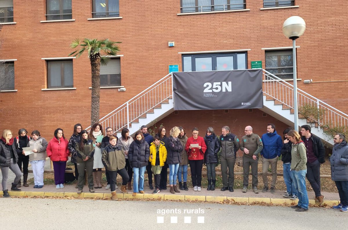 agentsruralscat's tweet photo. Condemnem les violències masclistes i ens sumem als actes de rebuig que en motiu del #25N es fan a tot #Catalunya.

📸 Avui hem participat #ParlamentDeLesDones @Parlamentcat i llegit la Declaració Institucional a la seu de Santa Perpètua de Mogoda.

#ObrimElsUlls https://t.co/U92UKzI5jp