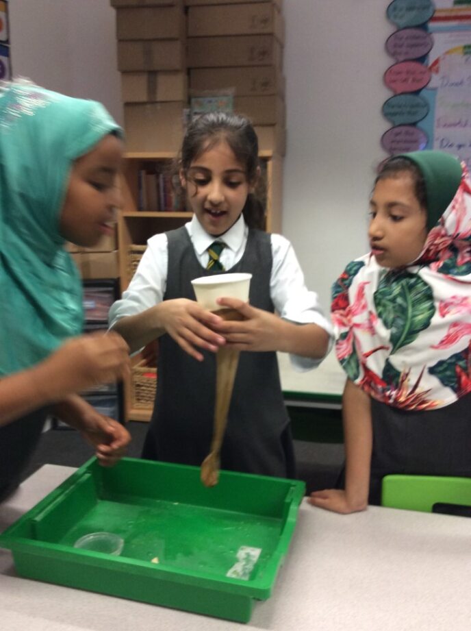 Science Experiment!!🧫🧪 Students in Year 4 at Britwell Campus have been learning about digestive system. #scienceexperiment #classexperiment #digestiveexperiment
