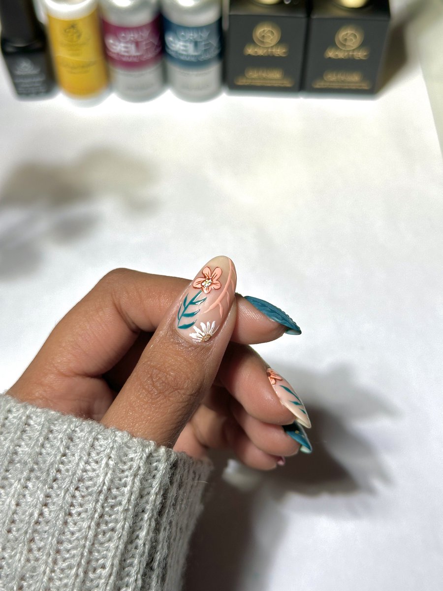 advaitisnails's tweet image. Happy Thanksgiving! I’m so so thankful to all of you who are here supporting me and my page 💕 I could not do it without your encouragement! 

Here’s a mani that I think works great as a fall to winter transition mani! What do you think? 

#nails #nailart #naildesign #nailpolish