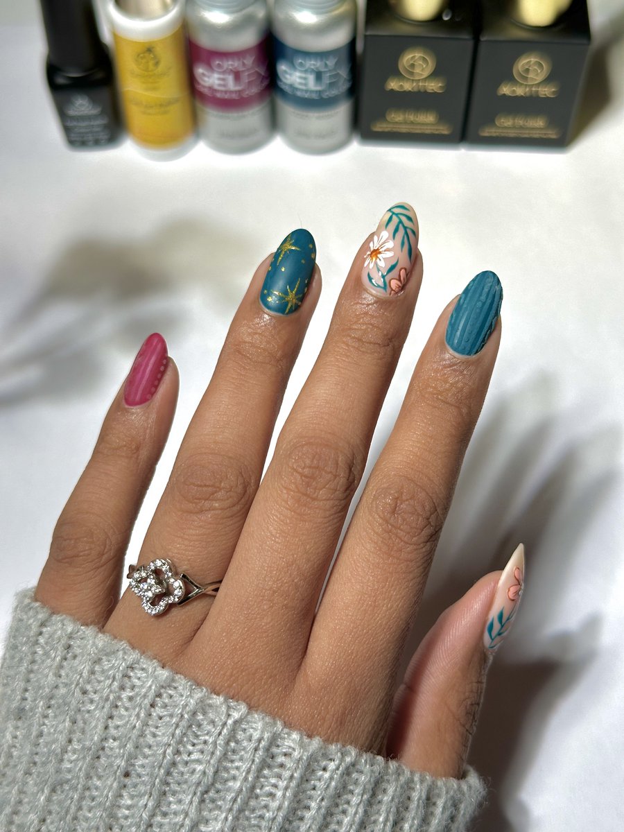 advaitisnails's tweet image. Happy Thanksgiving! I’m so so thankful to all of you who are here supporting me and my page 💕 I could not do it without your encouragement! 

Here’s a mani that I think works great as a fall to winter transition mani! What do you think? 

#nails #nailart #naildesign #nailpolish