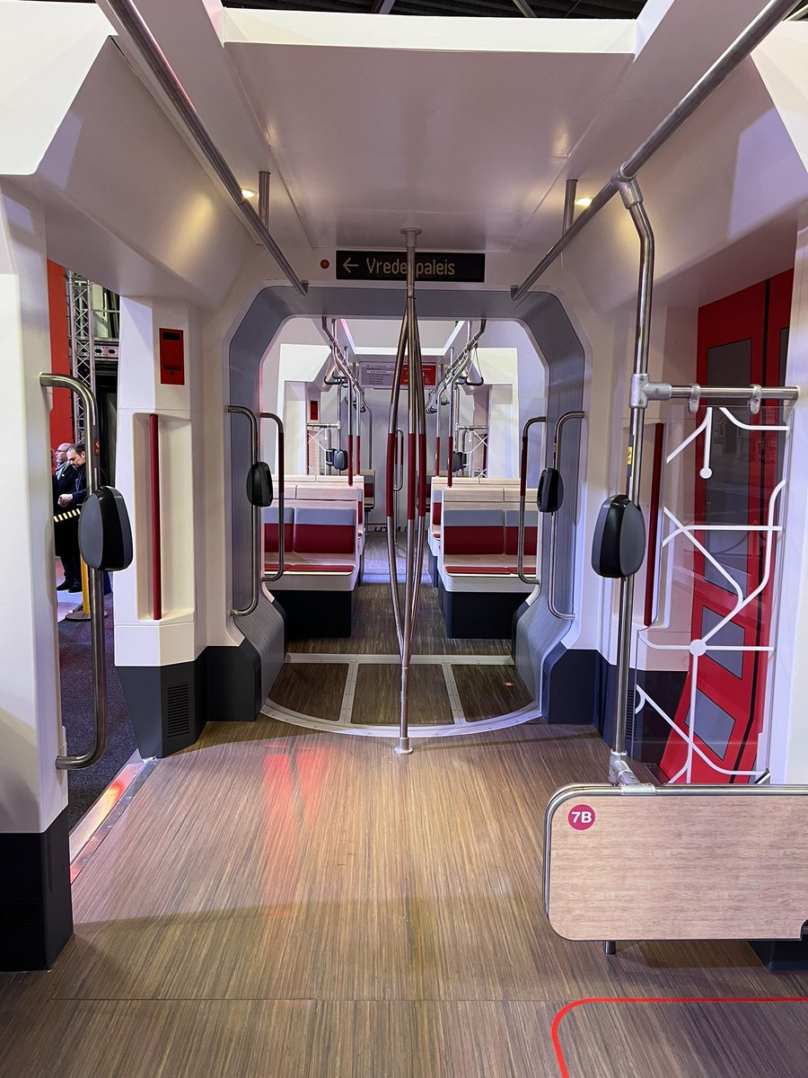 Kijkje nemen bij het model van de nieuwe HTM stadstram. Erg comfortabel en stijlvol! 🚈