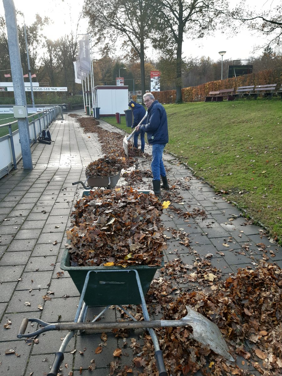 albertpeppels's tweet photo. Wat is een club zonder vrijwilligers .  Ook vanmiddag weer heel veel werk verzet met z'n allen. @vutploeg  @excelsior31 . https://t.co/PjpdkJrCvZ