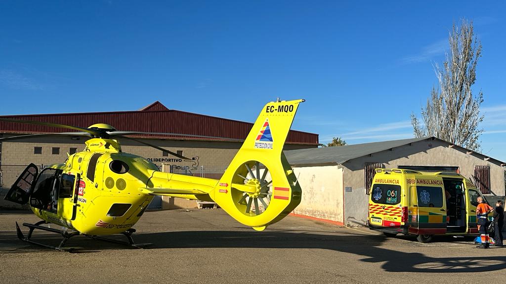 112Aragon's tweet photo. 🚁🚁 Los #helicópteros medicalizados del @112Aragon tienen sus bases en #Zaragoza y #Teruel y se desplazan por toda la comunidad. Esta tarde el 🚁de Zaragoza se ha trasladado a #Aguarón para realizar un traslado sanitario ¡Volamos si nos necesitas! #AmbulanciaConAlas #emergencias https://t.co/pQXF0H1F0I