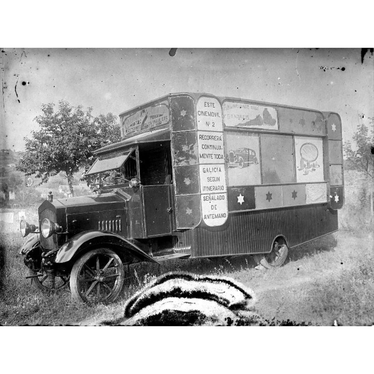 O diario de Vilagarcía “Galicia Nueva” foi o primeiro xornal que deu conta dos inicios de José Gil no cinema o 24 de xullo de 1910. 
 A capital de Arousa encarna á perfección as teimas de Gil. 
O Cinemóvil Nª 2 estivo en Vilagarcía tres días: o 3, 4 e 5 de novembro de 1929.