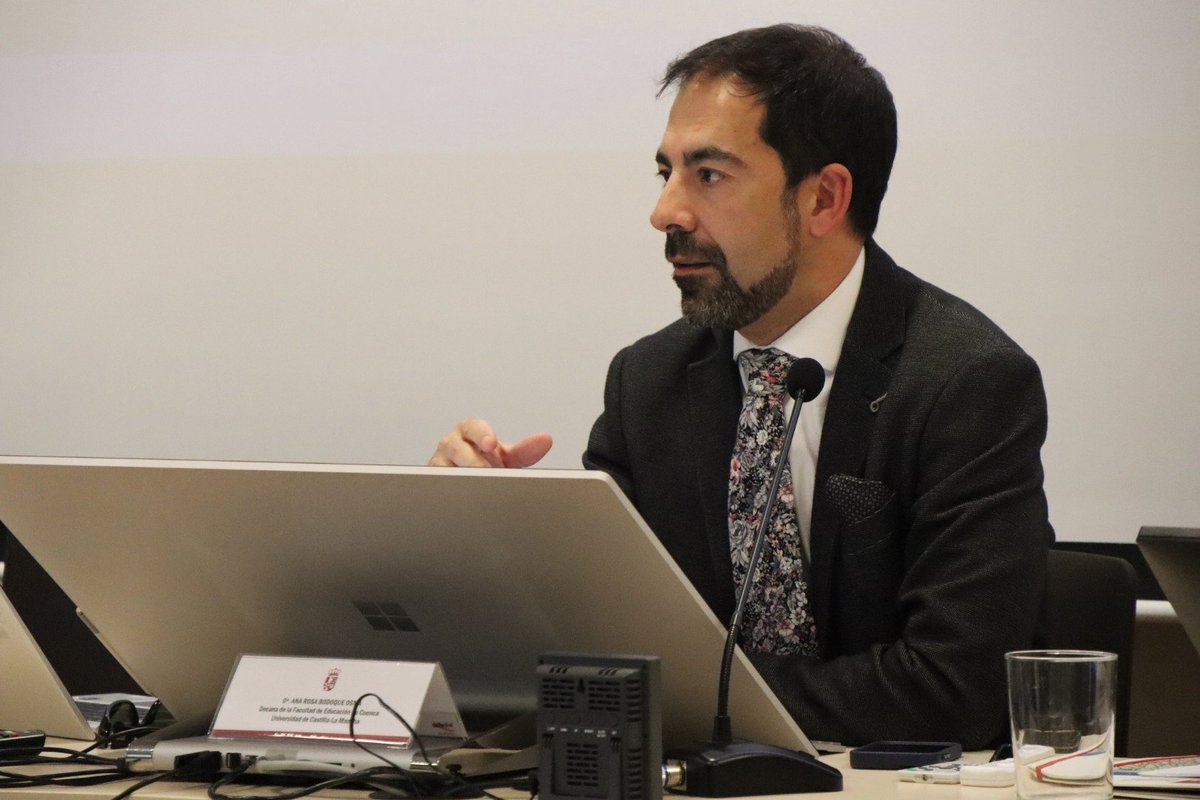 Arrancamos el Seminario Permanente de Escuela Rural de <a href="/catedrareto/">Cátedra Oportunidades para el Reto Demográfico</a> y <a href="/EducHumanidades/">Facultad C. de la Educación y Humanidades Cuenca</a> con la La LOMLOE: un nuevo horizonte para la escuela rural por Lucio César Calleja Bachiller DG de <a href="/educajccm/">Educación C-LM</a> #escuelarural