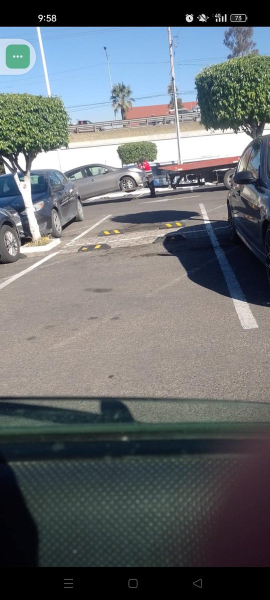 andreafloresva5's tweet photo. La @AMEQueretaro ingresando a propiedad privada a retirar a vehículos de bla bla car, porque supuestamente no están dados de alta con A.C ante está agencia corrupta. 

Solo el gerente de @LaComerOficial permite el acceso, y resulta que cada multita oscila en los 110 mil$ 😱. https://t.co/HMfeBkPYiR
