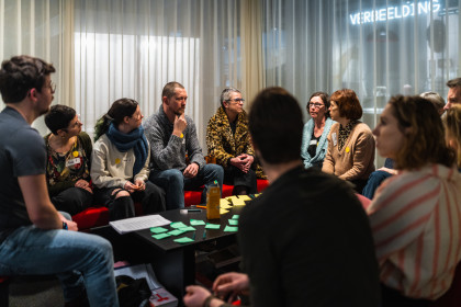 Al plannen voor zondag? Op @dagvdwetenschap 🧑‍🔬 zijn @beukeleir en ik (@KU_Leuven) te gast @GUMGent voor #SALONgesprek 🗣️. Gratis toegang om met ons te praten over stambomen📚, voormoeders en mitochondriaal DNA🧬 + de nieuwste resultaten rond MamaMito ➡️gum.gent/nl/event/salon…