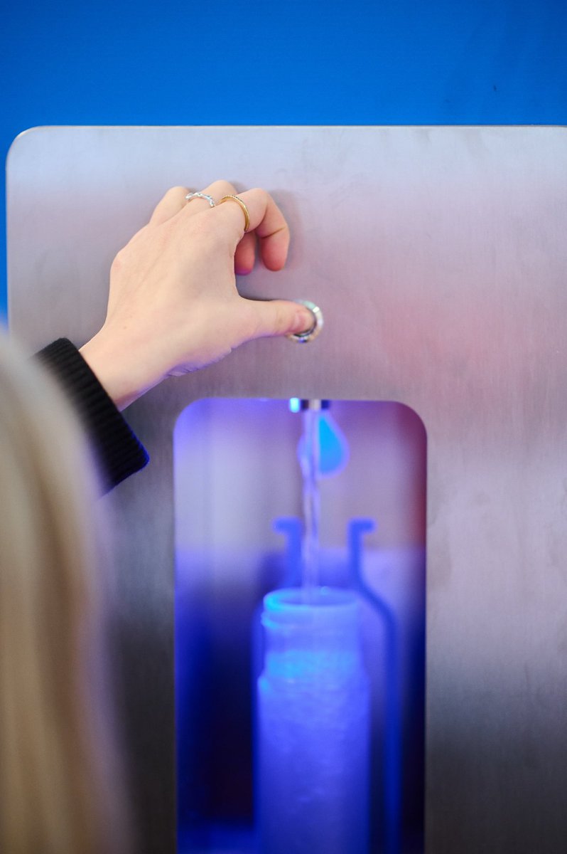 tap_free's tweet photo. 🚰Chères abonnées, chers abonnés!
💧C'est enfin arrivé, grâce à nos efforts et à votre soutien ... de l'eau du robinet gratuite dans 6 gares belges! 
🔜 Objectif de la @SNCB : équiper 100 gares 🇧🇪pour fin 2024 
Merci à la @SNCB   et à @GeorgesGilkinet https://t.co/L91quiSiEJ