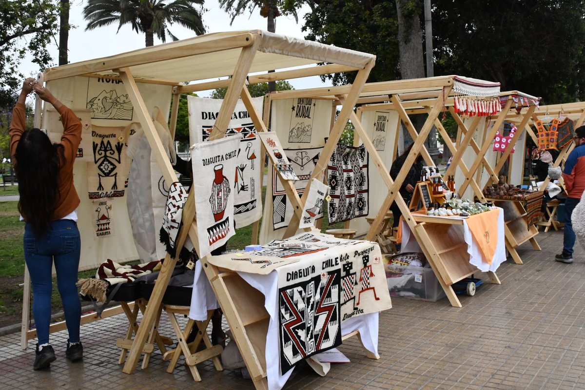 munilaserena's tweet photo. 📍 En la Plaza de Armas se realiza el Encuentro Regional de Artesanos Indígenas 2023, que reúne a artesanos indígenas, reconocidos y validados por organizaciones indígenas, de cada una de las 15 comunas de la región. Abierta a la comunidad hasta las 19:00 horas #LaSerena #cultura https://t.co/jLC6l8N9SE