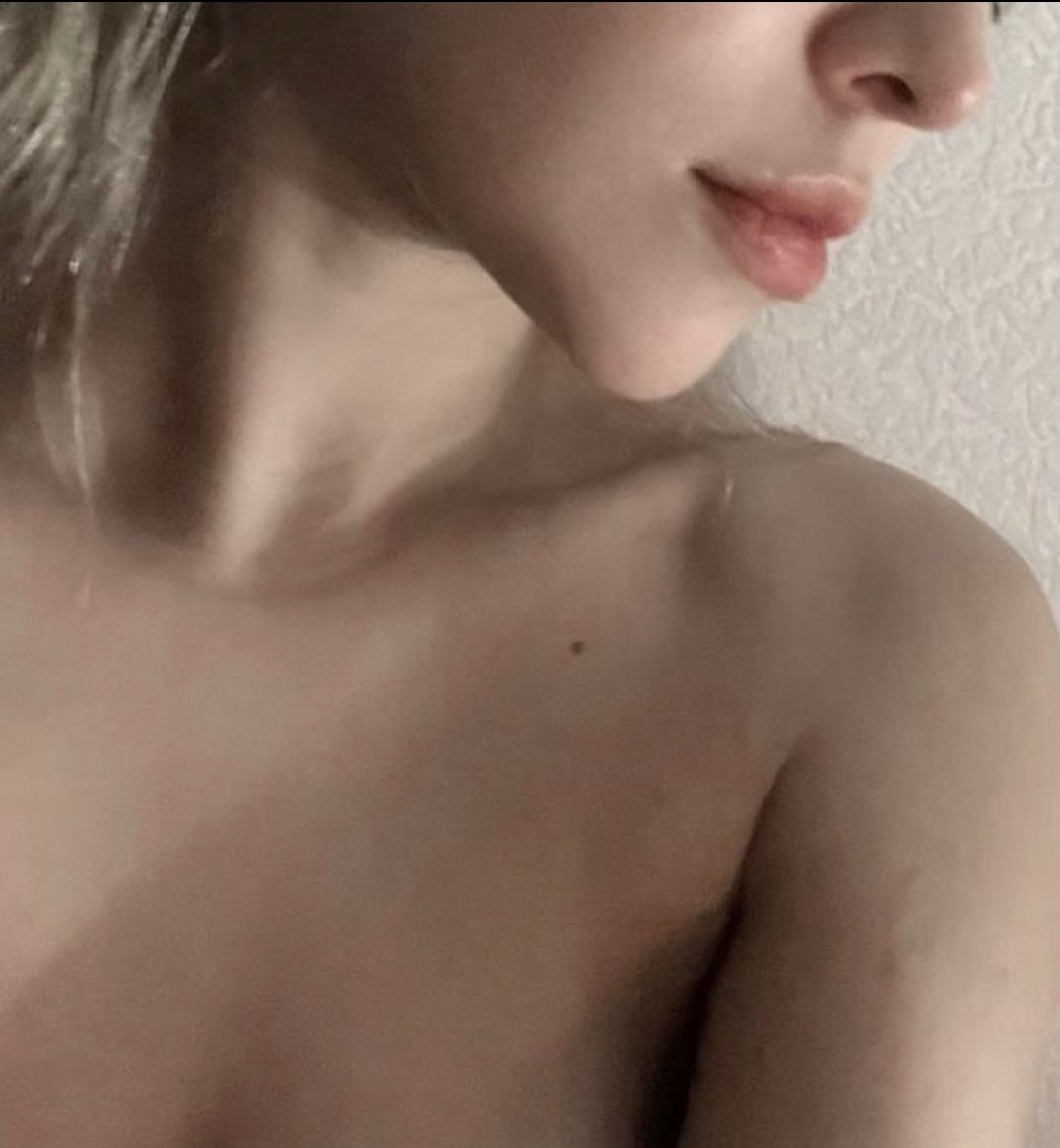 slaveabcd's tweet photo. @LatexxGoddess made of the most exotic crystal. What a gold like skin. What a rythmic figure. Just like the beautiful tunes of Beethoven. Just like poems of Eliot. Just like drama of Shakespeare https://t.co/rDE3QwE0Vy