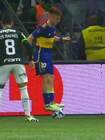 Joelitude's tweet photo. Riquelme: hicimo debuta 32 pibe en 4 anio

Los pibes de          ||  Los pibes de       
    Boca                     ||      River https://t.co/ZjseNpee9P