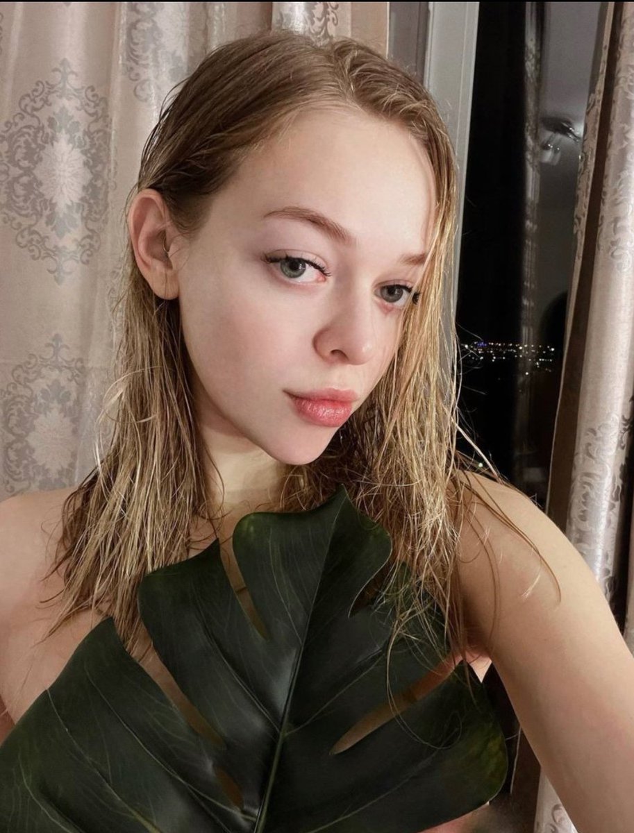 slaveabcd's tweet photo. @LatexxGoddess made of the most exotic crystal. What a gold like skin. What a rythmic figure. Just like the beautiful tunes of Beethoven. Just like poems of Eliot. Just like drama of Shakespeare https://t.co/rDE3QwE0Vy
