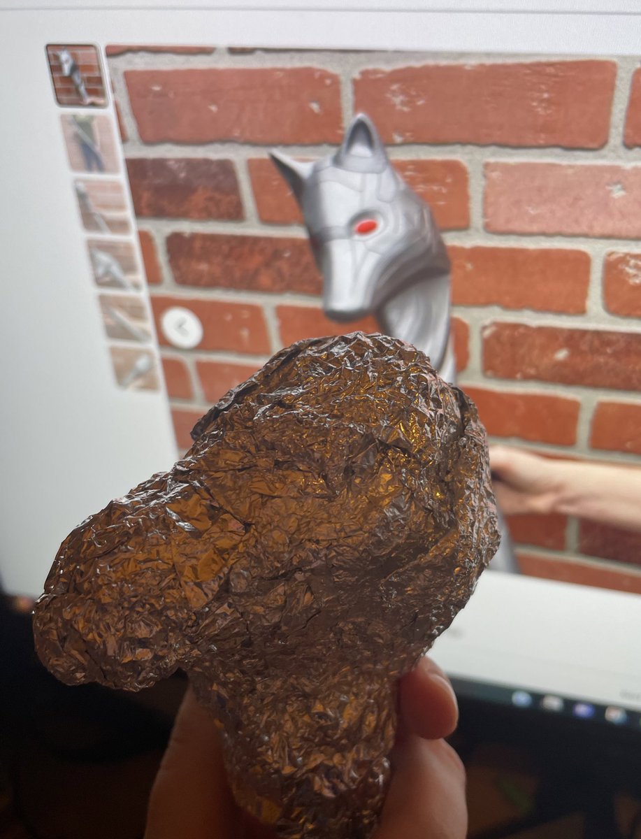 TheBubblyBea's tweet photo. My attempt to make Loba’s staff vs Loba’s staff 😂 #ApexLegends #gamer #lobacosplay #cosplayfail https://t.co/zJIDZu0HWQ