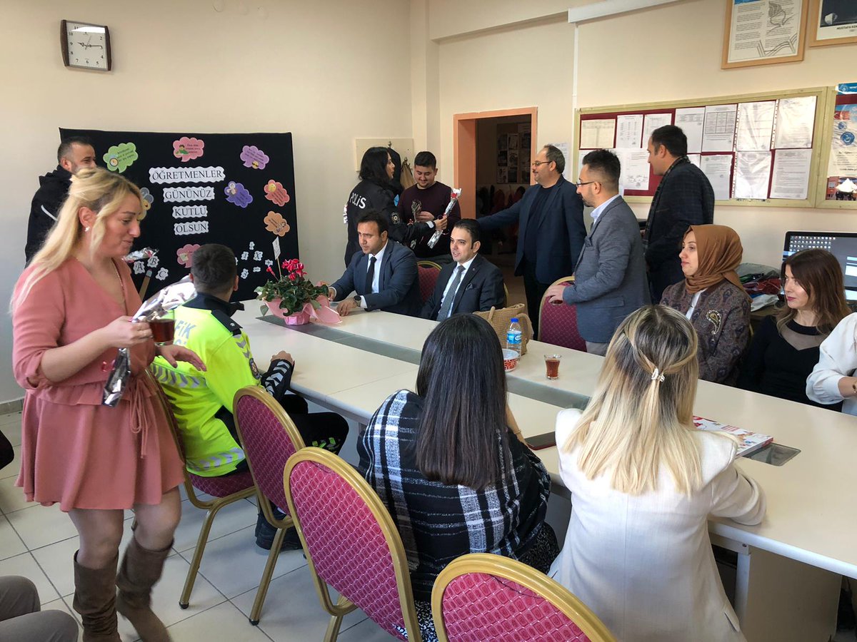 AvukatHusnu's tweet photo. Ayancık İlçe Emniyet Müdürlüğü öğretmenler günü kutlama ziyareti. @ayancikilcemem @Ayancikkym @sinopilmem @tcmeb https://t.co/aYGVXGiJce