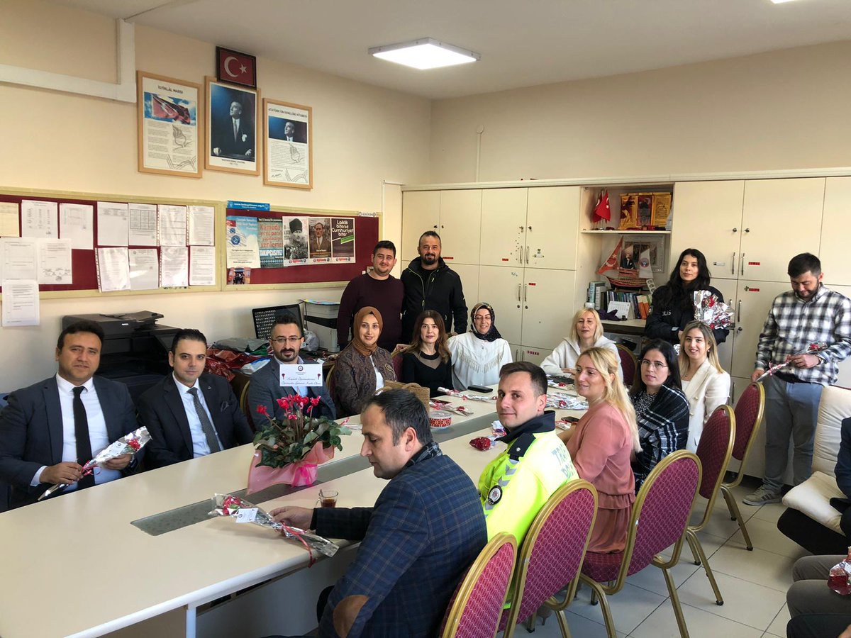 AvukatHusnu's tweet photo. Ayancık İlçe Emniyet Müdürlüğü öğretmenler günü kutlama ziyareti. @ayancikilcemem @Ayancikkym @sinopilmem @tcmeb https://t.co/aYGVXGiJce