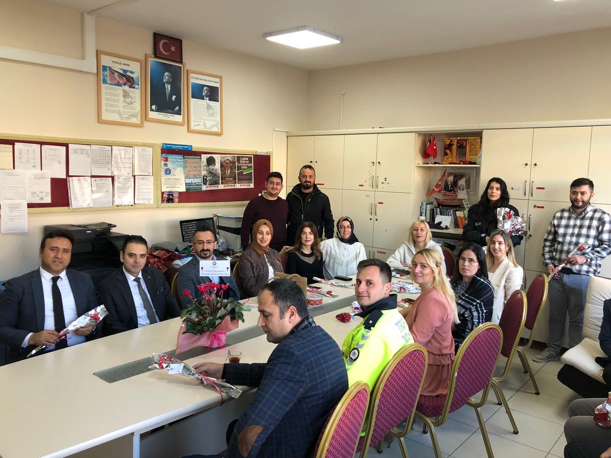 Ayancık İlçe Emniyet Müdürlüğü öğretmenler günü kutlama ziyareti. <a href="/ayancikilcemem/">Ayancık İlçe Millî Eğitim Müdürlüğü</a> <a href="/Ayancikkym/">T.C.Ayancık Kaymakamlığı</a> <a href="/sinopilmem/">Sinop Milli Eğitim Müdürlüğü</a> <a href="/tcmeb/">Millî Eğitim Bakanlığı</a>