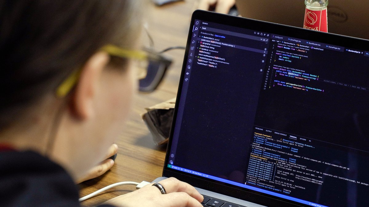 European Healthcare Hackathon 2023 zahájen. Čeká nás nabitých 48 hodin, během kterých bude skoro 200 účastníků řešit 9 výzev ve zdravotnictví. Nápady a projekty, které tento víkend vzniknou, mohou potom v reálu pomáhat pacientům i zdravotníkům. Hodně štěstí! 
#EHH2023