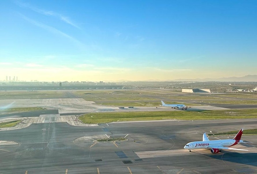controladores's tweet photo. Reventón de neumático al inicio de la carrera de despegue en pista 36L en #Madrid Barajas. Pista bloqueada. Importantes demoras en salida.
Para intentar paliarlas, cambiamos a configuración sur de forma temporal para poder operar con 2 pistas para despegar y una sola para aterrizar.